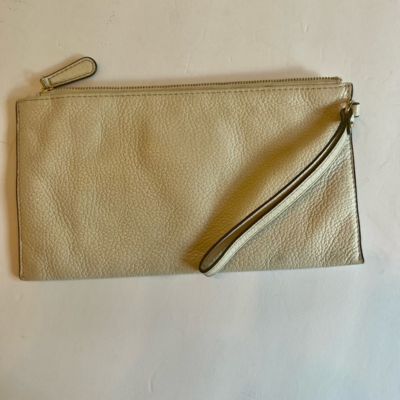 Micheal Kors pebbled leather wristlet - Picture 2 of 6